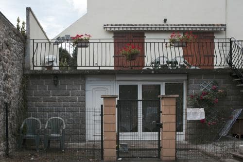 Une maison de vacances en bric, des tables et chaises de jardin rangées et les volets tirés, Dans la Creuse en France