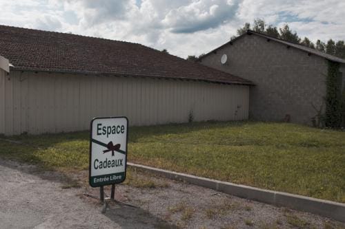 Un dépôt hangar de magasin souvenirs , Dans la Creuse en France