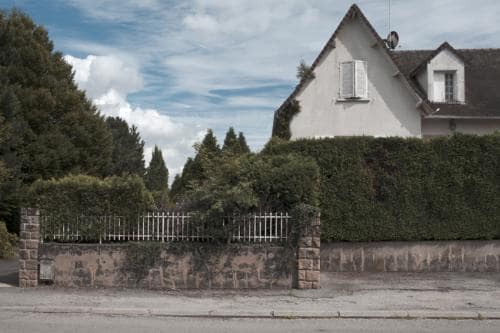 Une maison de campagne bourgeoise avec un ciel contrasté, Dans la Creuse en France