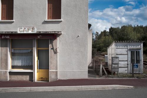 Un ancien bistrot de village et de vieux rideaux défraichi au bord d'une vieille gare ,Dans la Creuse en France
