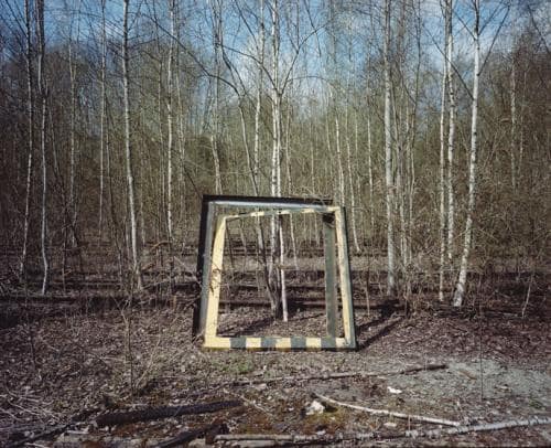 Un cadre de train abandonné dans la nature, entouré d'arbres, dans un domaine abandonné de Charleroi, photographie argentique moyen format Plauble W67