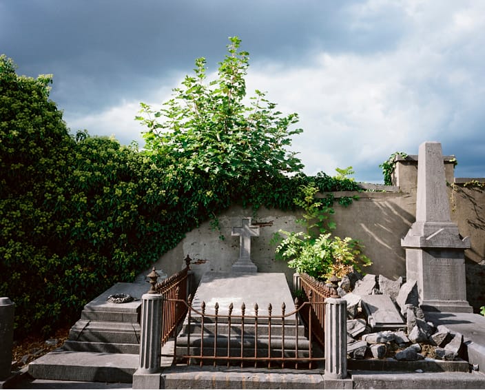 De vielles tombes en pierre dans le cimetière de Bruxelles aevc une tombe en monticule de pierre tombale, aevc la nature qui reprend ses droits, photographie argentique moyen format Plauble W67