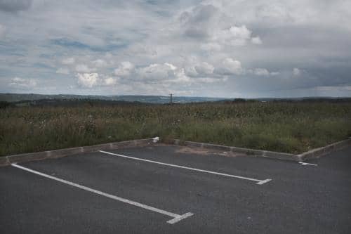 Un parking déserté sur fond de paysage contrasté, Dans la Creuse en France