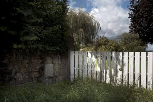 Une barrière de jardin abandonnée sur fond de nature sauvage et de ciel contrasté, Dans la Creuse en France