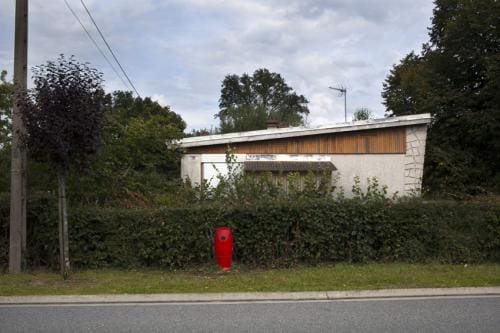 Une petite maison moderniste enfuie sous la nature sauvage, Dans la Creuse en France