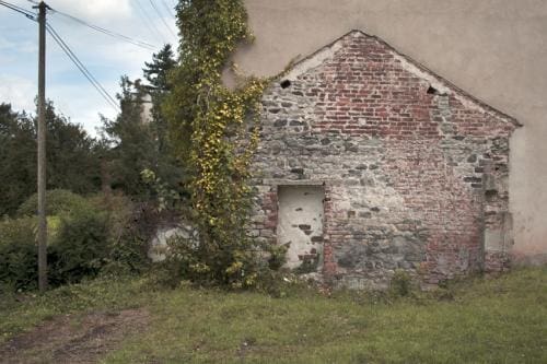 L'empreinte la trace d'une vielle maison sur un mur de façade dans un vieux village dans la Creuse en France