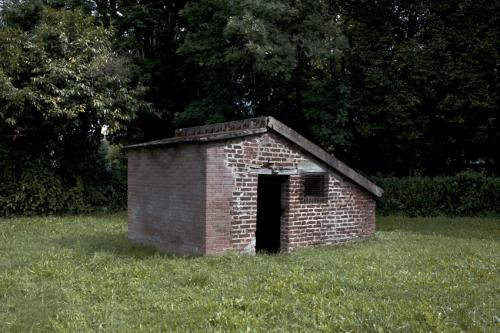 Une petite maison en pierres brutes non terminée dans une prairie,dans la Creuse en France