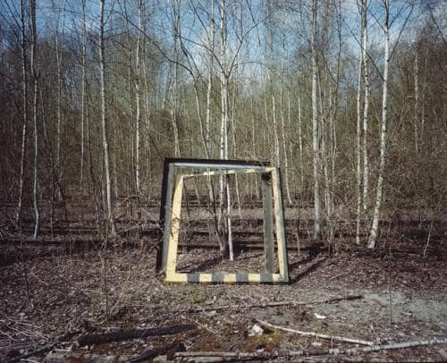 Un cadre de train abandonné dans la nature, entouré d'arbres, dans un domaine abandonné de Charleroi, photographie argentique moyen format Plauble W67