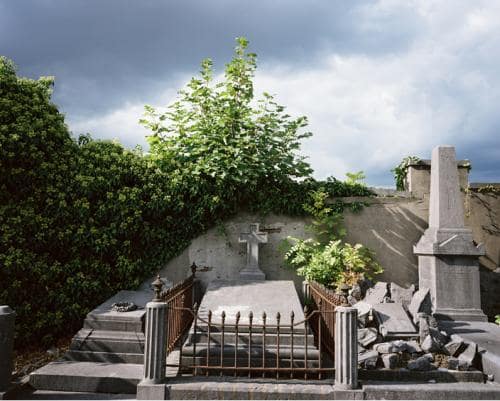 De vielles tombes en pierre dans le cimetière de Bruxelles aevc une tombe en monticule de pierre tombale, aevc la nature qui reprend ses droits, photographie argentique moyen format Plauble W67