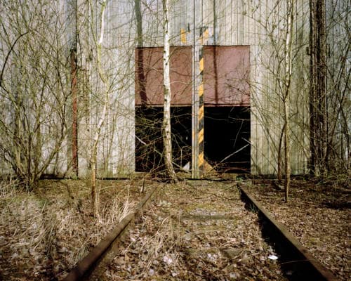L'entrée d'un dépôt de train abandonné  à Charleroi, de vieille railles rouillées et la nature qui reprend ses droits, photographie argentique moyen format Plauble W67