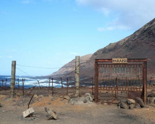 Une porte imaginaire appelée Pareiso à Las Palmas sur fond de montagne de mer et de barbelés, photographie argentique moyen format Plauble W67